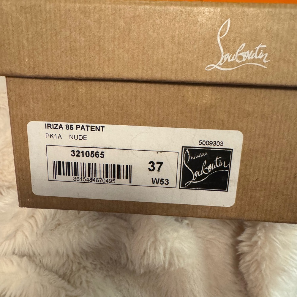 Gently used louboutin red bottoms, size 37 
In the style iriza 85 patent